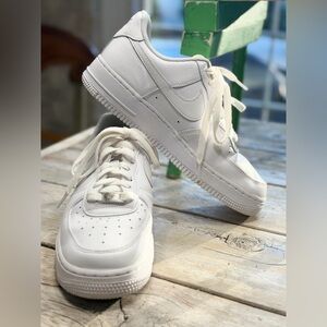 Nike Air Force One Sneaker. Women’s Sz-8.5 Trendy | Neutral | White | Classic